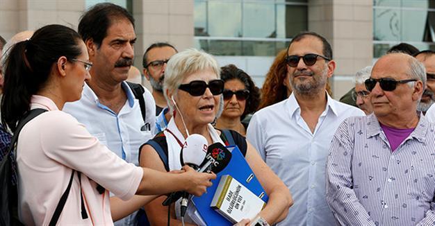 Court refers five campaigning Turkish journalists to police to testify