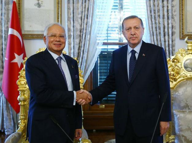 Turkish president hosts Malaysian PM ahead of OIC summit