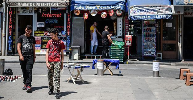 Odd jobs in Istanbul for young Syrians who dreamed big