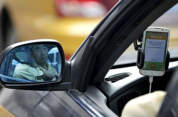 Apple invests $1 billion in China taxi app Didi