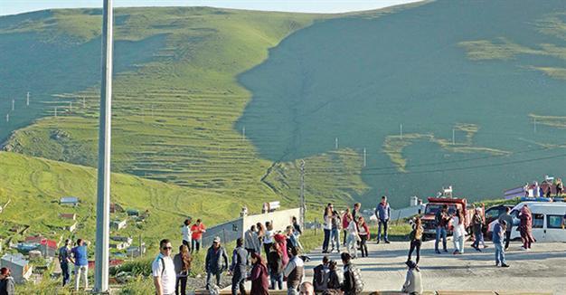 Atatürk silhouette appears in Turkey’s east