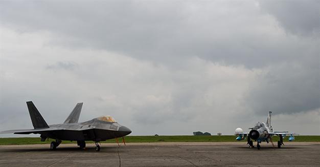US begins F-22 fighter deployment to reassure NATO allies facing Russia
