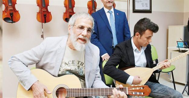 Yusuf Islam visits Syrian refugees in Turkey’s southeast