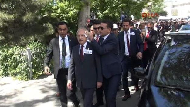 Egg-throwing protesters target CHP leader in Turkish capital