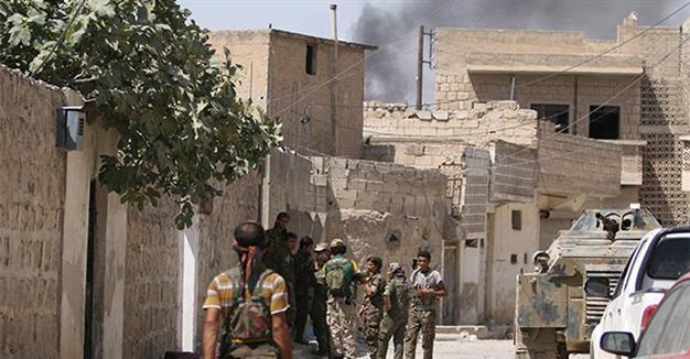 Thousands return to Manbij after ISIL militants flee city