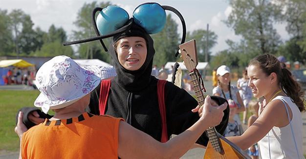 At the Russian Mosquito Festival, the more bites the better