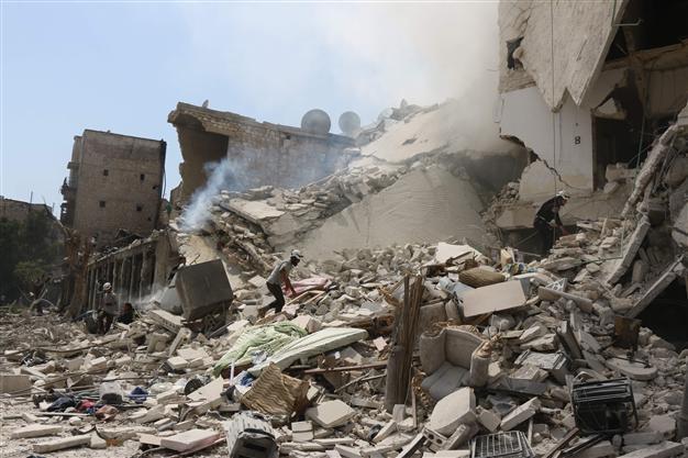 Barrel bombs kill at least 15 civilians in Syrias Aleppo: Monitor