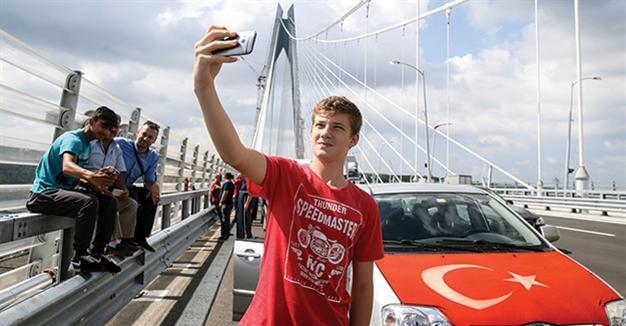 Selfie takers flock to Istanbuls third bridge, blocking traffic