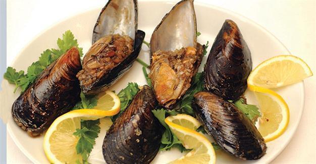 Stuffed mussels: Turkey’s favorite food on beaches
