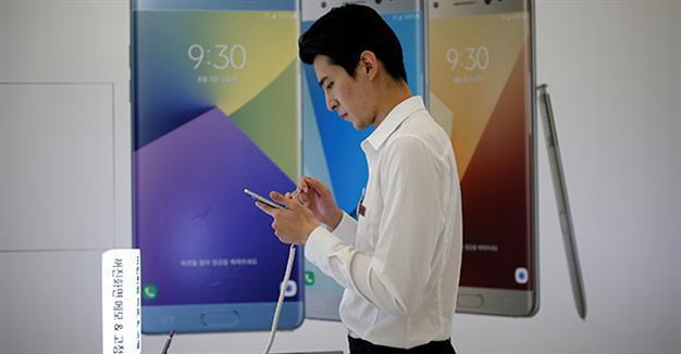 Samsung halts Galaxy Note 7 sales after battery explosions