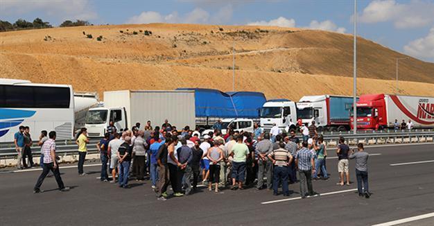 Truck drivers protest new Bosphorus bridge toll, traffic blocked