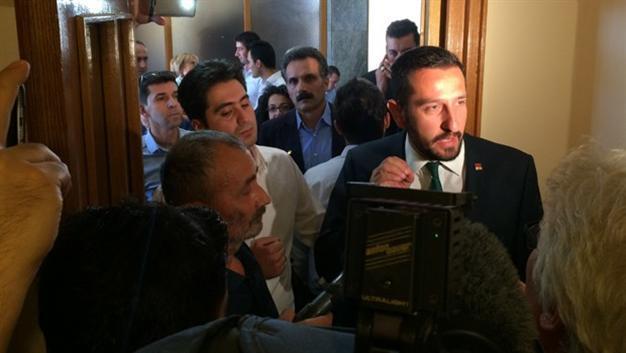 Police prevent press briefing in parliament