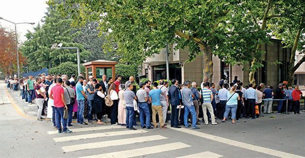 Long line at Turkish PMs office against unjust coup probes