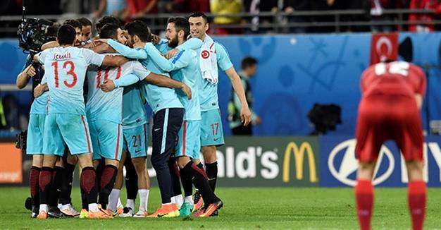 Turkey come back from the dead after victory over Czechs