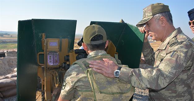 Turkey’s top soldier pays Eid visit to border posts in Gaziantep