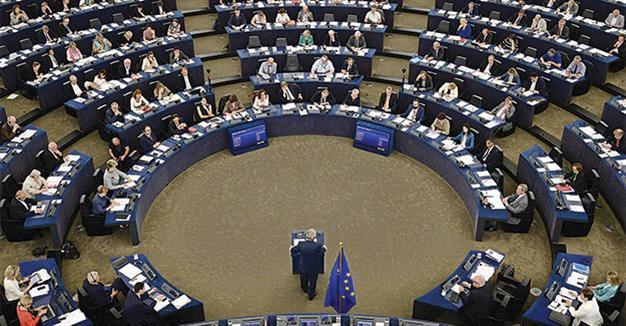 Juncker calls for EU defense HQ