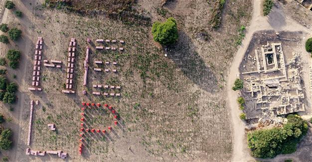 Installation a call for help over plastic waste