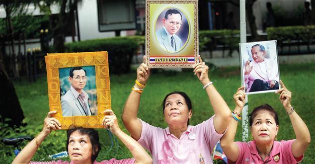 Thais wear auspicious pink to help hospitalized king recover