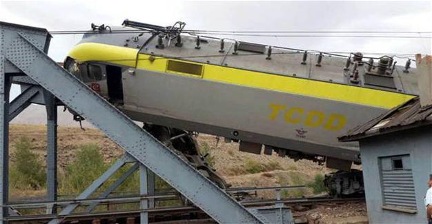 Four engines drivers injured as trains collide in Turkey’s Sivas