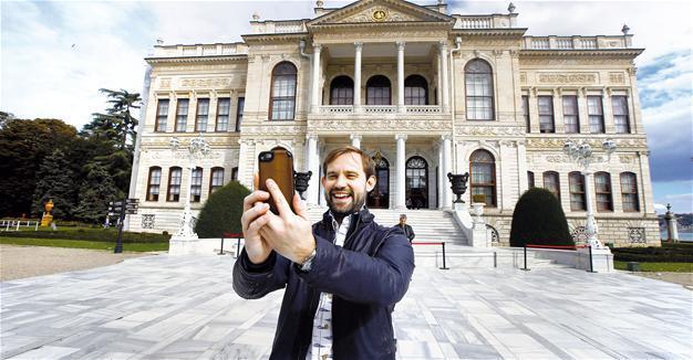 Ottoman prince Naz Osmanoğlu visits former realm to spread laughter in Istanbul