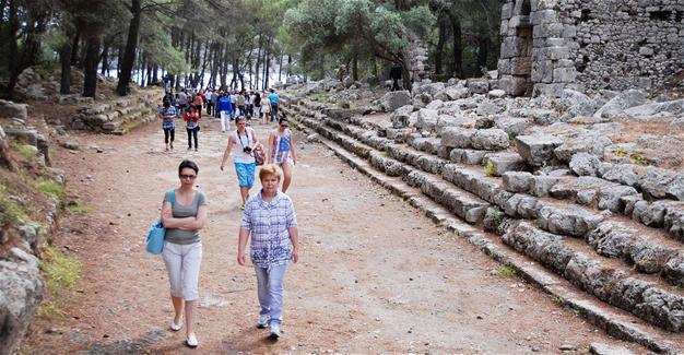 Turkey’s tourism revenue declines around 33 percent in third quarter as foreign arrivals plunge