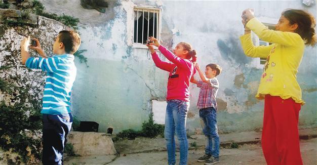 Photo-artist helps create bridges in İzmir’s poor district