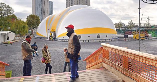 Paris refugee shelter opens to take migrants off street