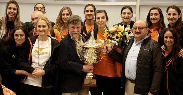 Victorious Eczacıbaşı volleyball team given hero’s welcome in Istanbul