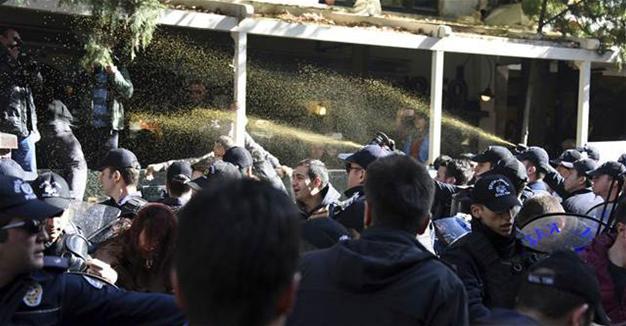 Police disperse group gathered to protest detention of HDP deputies in Turkish capital