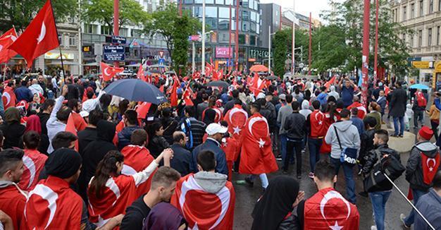 Turks protest Turkish flag ban in Austria after failed coup attempt