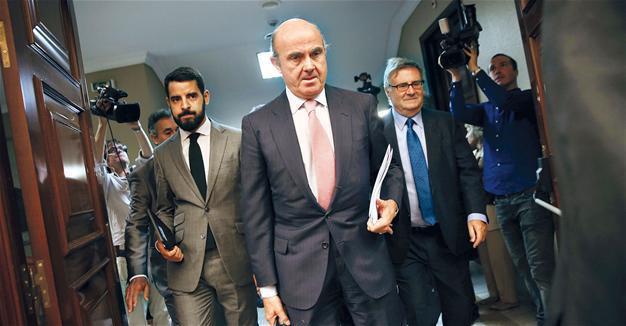 Spain’s Rajoy forms new EU-looking government