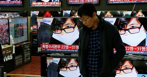 South Korea issues arrest warrants for two ex-presidential aides