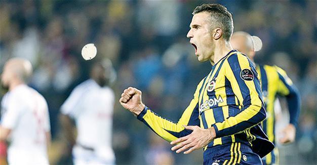 Fener wins again, van Persie suffers eye injury