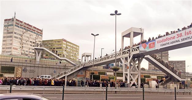 Chaos at Istanbul metrobus stop as hundreds congest in early rush hour
