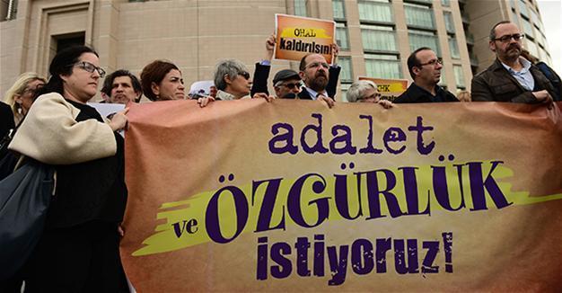 Imprisoned novelist Aslı Erdoğan at risk of being paralyzed: CHP deputy