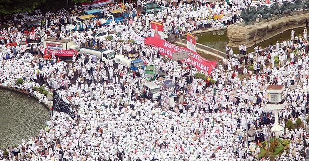 Thousands of protesters in Jakarta amid fury over Christian governor
