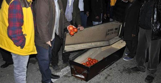 Turkish vegetable producers hold symbolic funeral for low exports