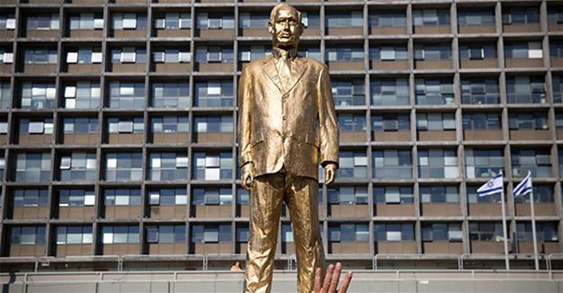 Israel artist displays golden statue of Netanyahu in protest
