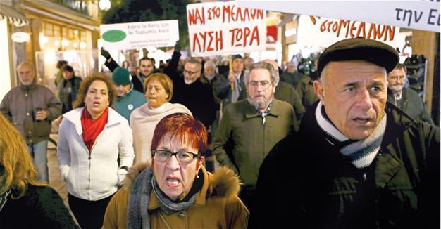 Turkish and Greek Cypriots march for reunification