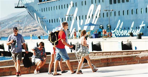Foreign arrivals to Turkey fall 32 percent in first nine months of 2016