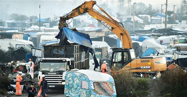France, Britain bicker over child migrants stuck in Calais