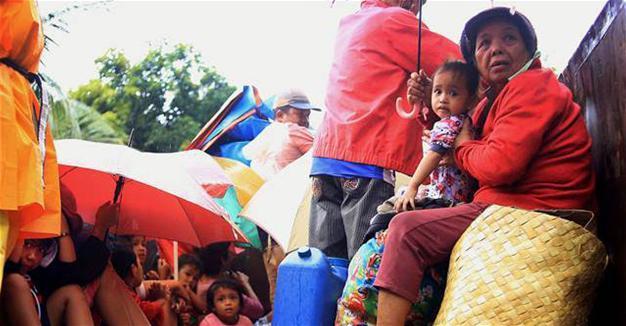 Thousands flee Christmas Day typhoon in Philippines