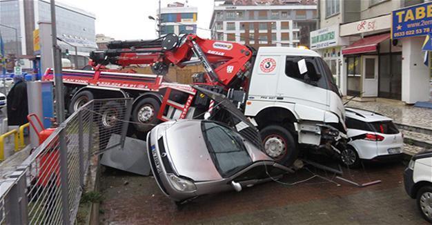Crane truck crushes 6 vehicles, wounds 5 people in Istanbul