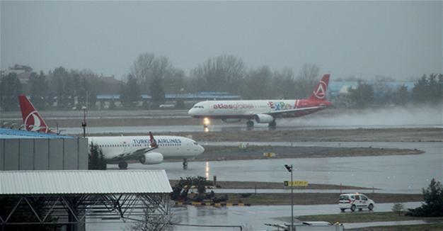 Flights canceled, roads locked due to snowfall, storms across Turkey