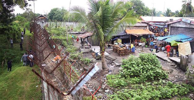 Suspected rebels storm Philippine jail, 158 inmates escape