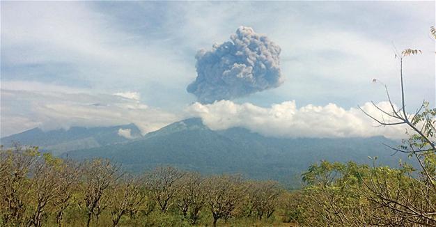 Tourists evacuated as Indonesian volcano erupts