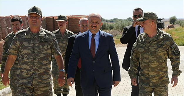 Turkish defense minister visits Turkish-Syrian border