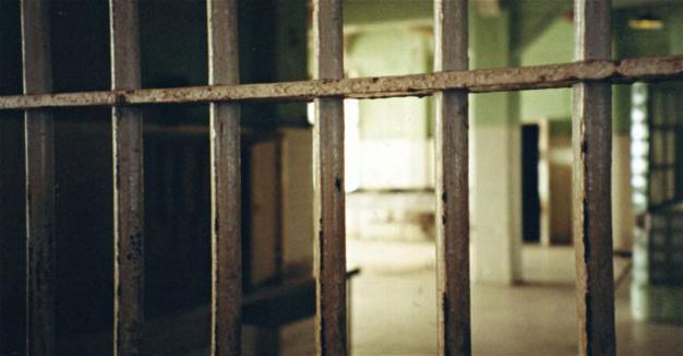 10 on the run after attack on Bahrain jail