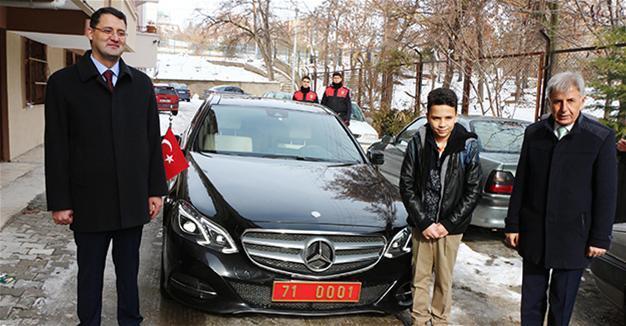 Governor sends official car to student after Twitter plea