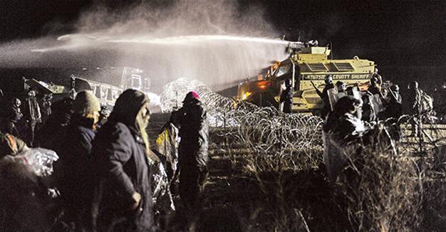 Police, protesters face off at Dakota Access pipeline